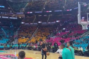 这腿看着真细啊！😅文班赛前罚球练习备战季后赛！